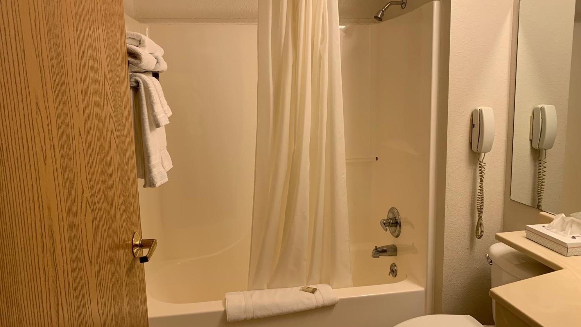 Fairbridge Inn&suites - Miles 2*
