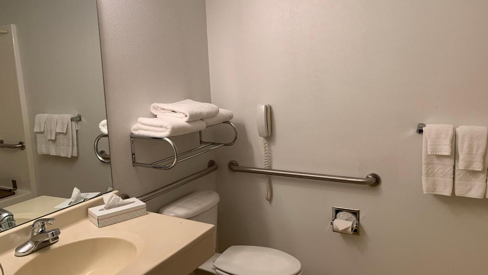 Fairbridge Inn&suites - Miles 2*