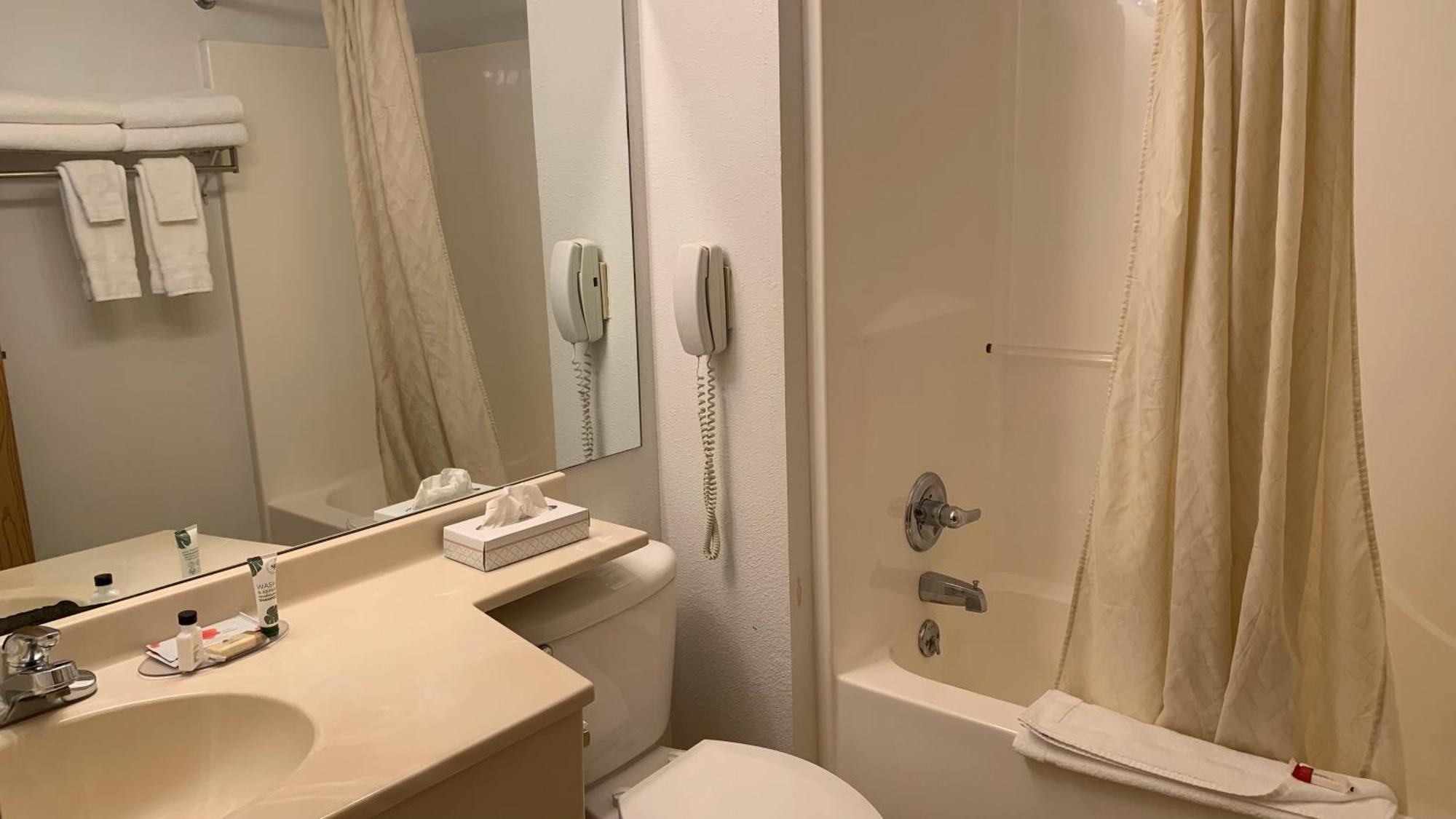 Fairbridge Inn&suites - Miles 2*