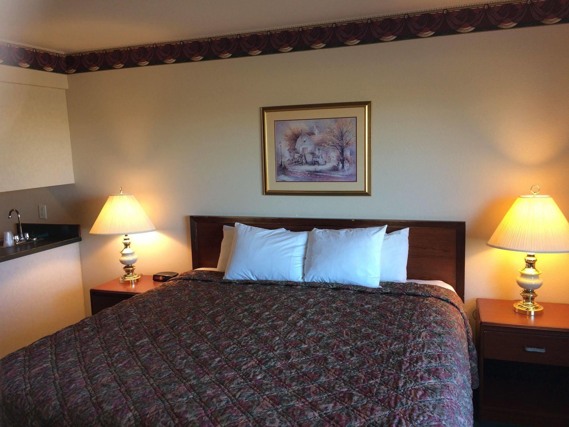 Fairbridge Inn&suites - Miles 2*